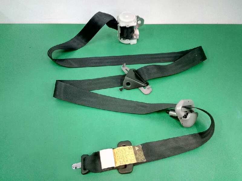 Recambio de cinturon seguridad trasero central para toyota yaris 1.4 turbodiesel cat referencia OEM IAM 7E6070  