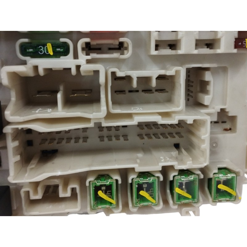 CAJA RELES / FUSIBLES