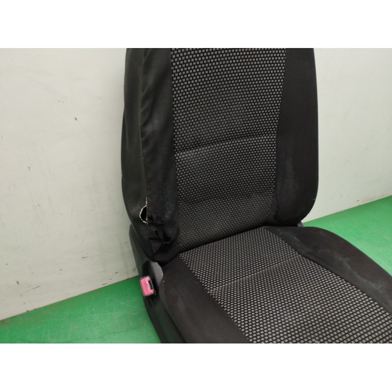 ASIENTO DELANTERO IZQUIERDO NECESITA REPARACION