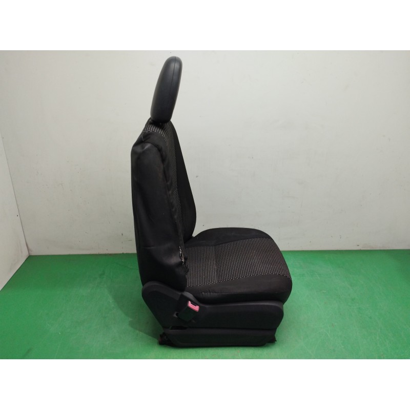 ASIENTO DELANTERO IZQUIERDO NECESITA REPARACION