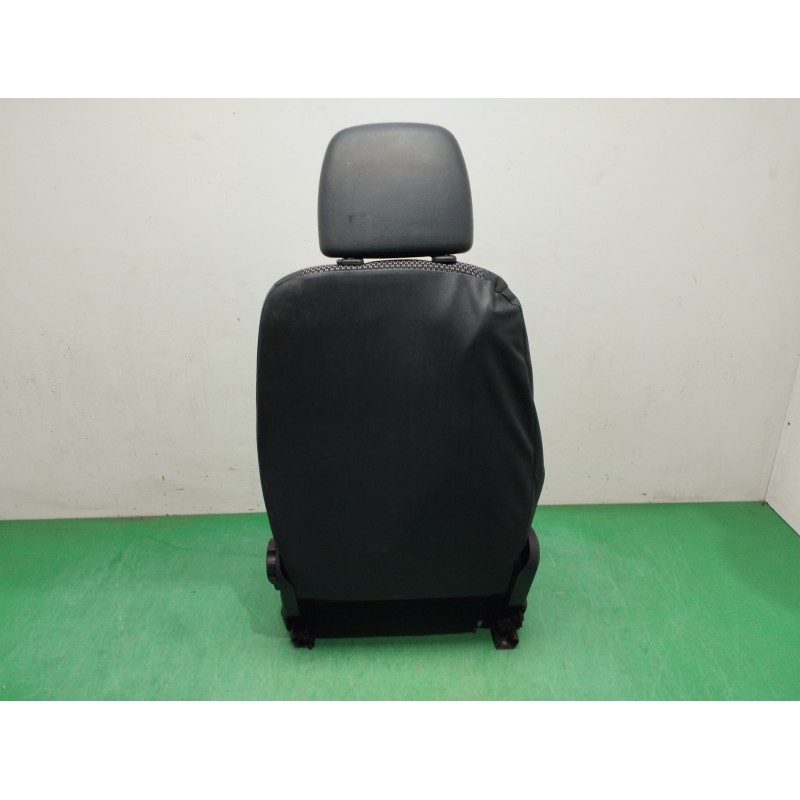 ASIENTO DELANTERO IZQUIERDO NECESITA REPARACION