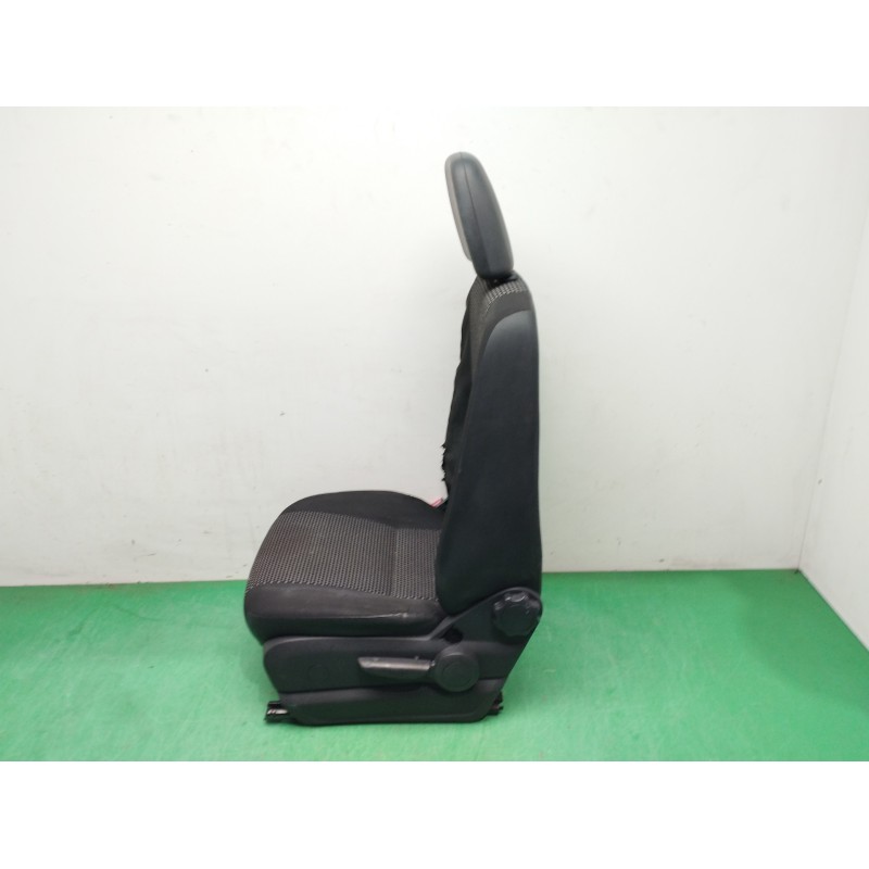 ASIENTO DELANTERO IZQUIERDO NECESITA REPARACION