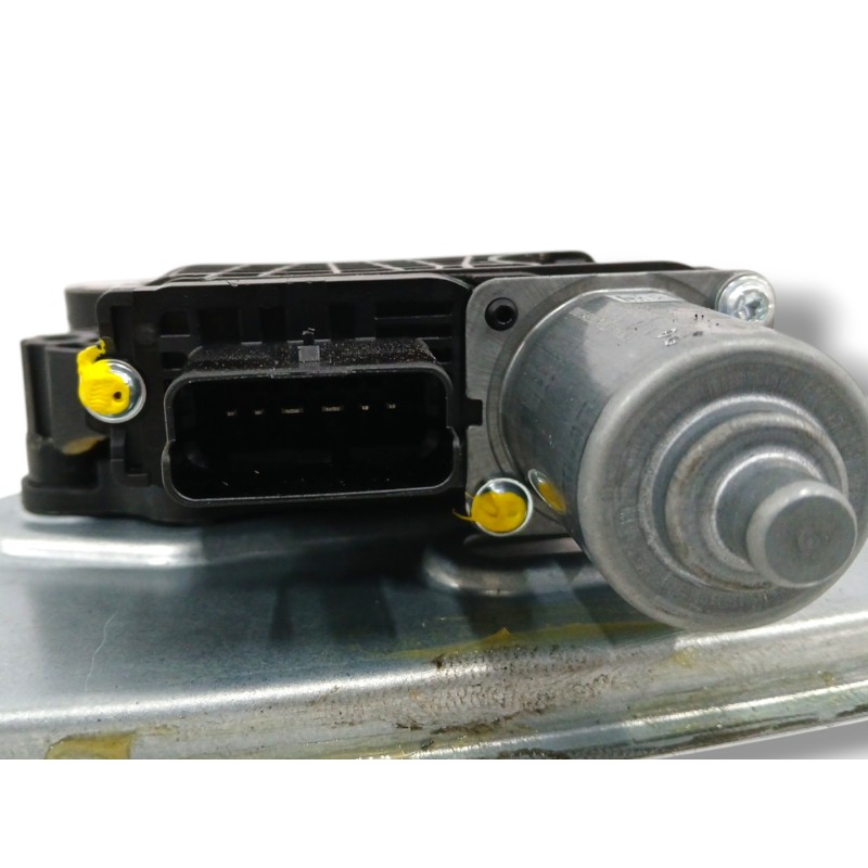 ELEVALUNAS DELANTERO DERECHO 807506UA1B