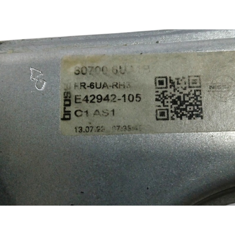 ELEVALUNAS DELANTERO DERECHO 807506UA1B