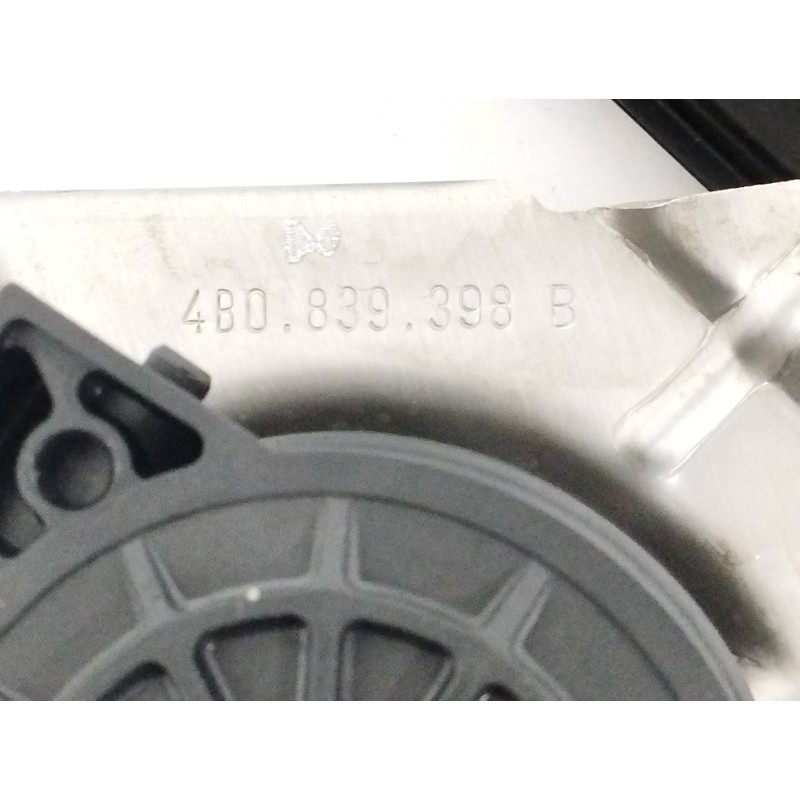 ELEVALUNAS TRASERO DERECHO 4B0839398B
