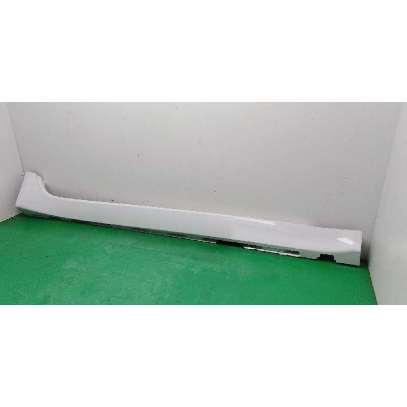 FALDON LATERAL LATERAL LADO DERECHO C2Z5442XXX