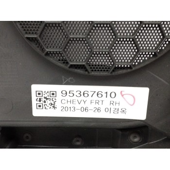 Recambio de guarnecido puerta delantera derecha para chevrolet trax 1.7 diesel cat referencia OEM IAM 95367610 OBSERVAR FOTO 