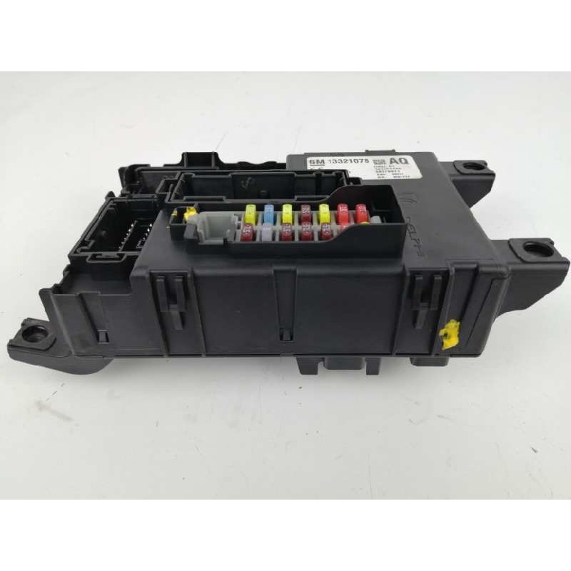 Recambio de caja reles / fusibles para opel corsa d opc referencia OEM IAM 13321078  