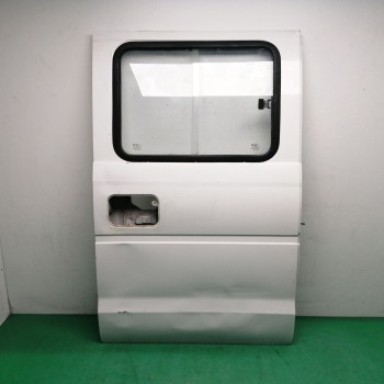 PUERTA TRASERA DERECHA NECESITA REPARACION 