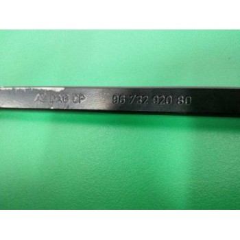 Recambio de brazo limpia delantero derecho para peugeot 208 style referencia OEM IAM 9673292080  