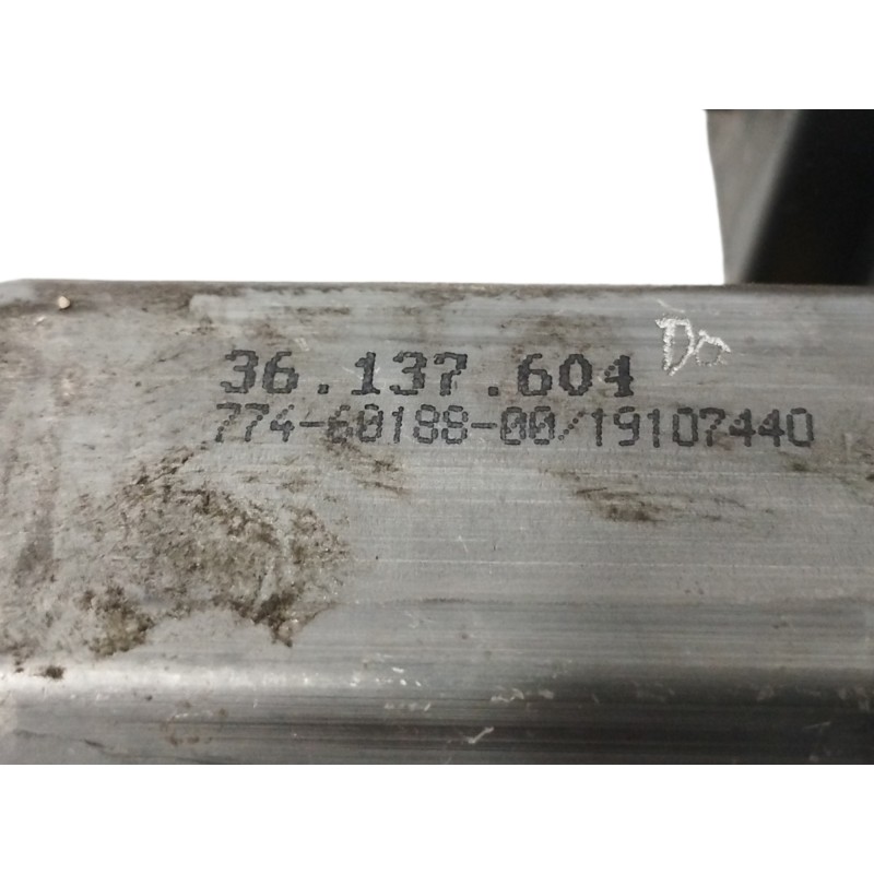 ELEVALUNAS DELANTERO DERECHO 7746018800