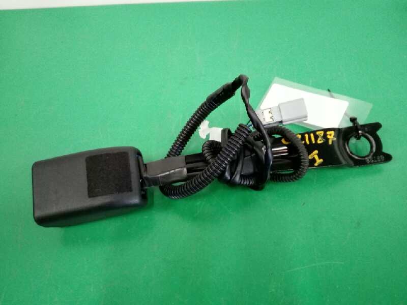 Recambio de enganche cinturon izquierdo para toyota auris hybrid active referencia OEM IAM 660765 DELANTERO 