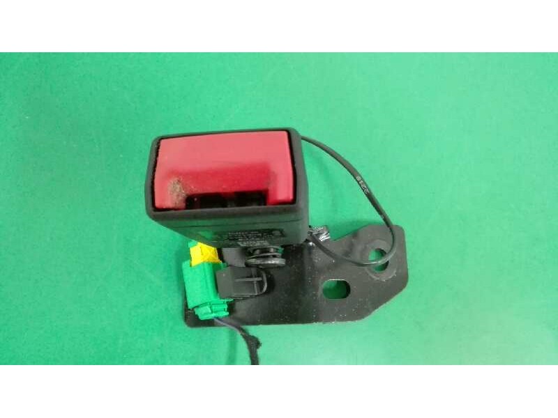 Recambio de enganche cinturon central para jeep renegade 1.6 m-jet cat referencia OEM IAM 735644474  