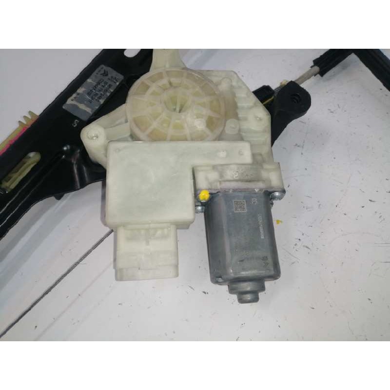 ELEVALUNAS DELANTERO DERECHO