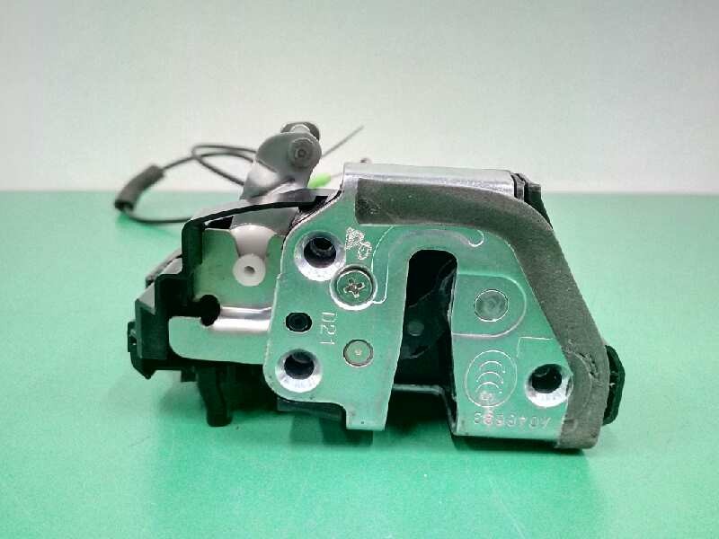 Recambio de cerradura puerta trasera izquierda para toyota rav 4 2.0 d-4d cat referencia OEM IAM 6906033120  