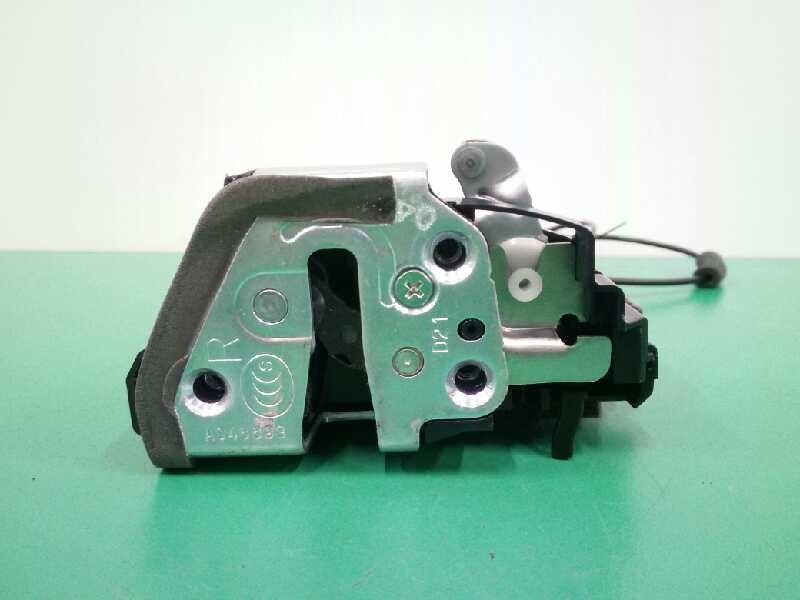 Recambio de cerradura puerta trasera derecha para toyota rav 4 2.0 d-4d cat referencia OEM IAM 6905033120  