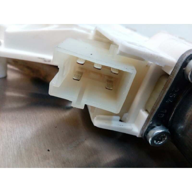 ELEVALUNAS DELANTERO DERECHO A2048200242