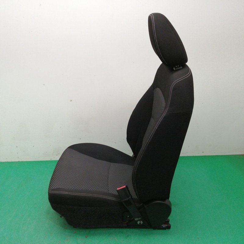 ASIENTO DELANTERO DERECHO NECESITA REPARACION