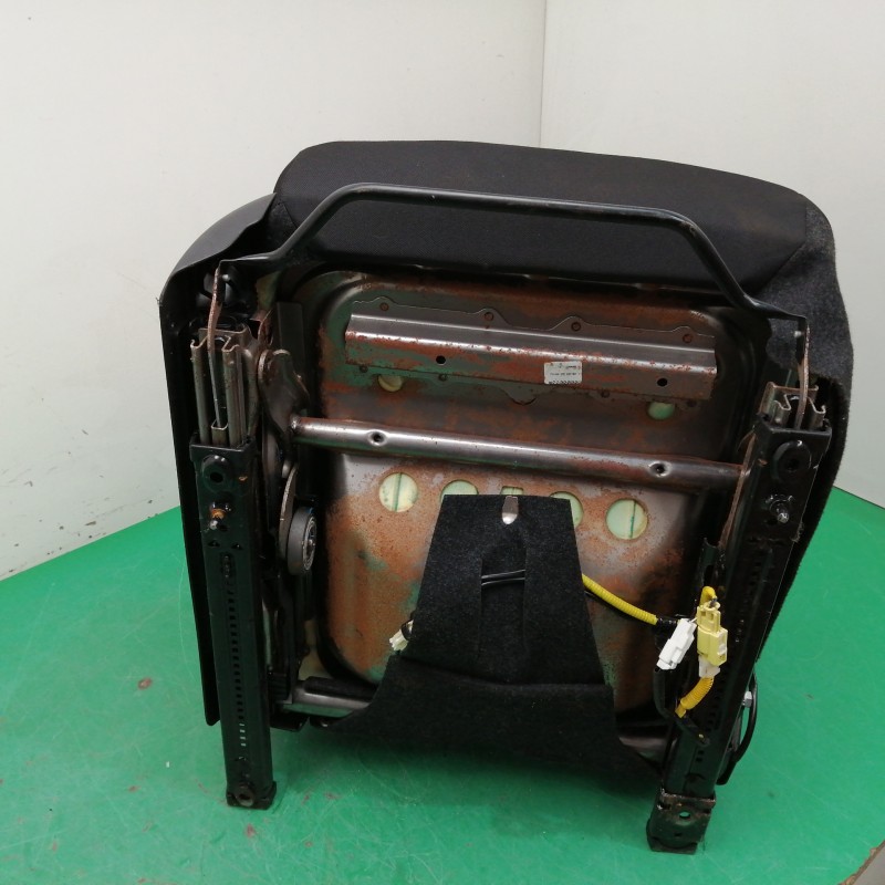 ASIENTO DELANTERO DERECHO NECESITA REPARACION