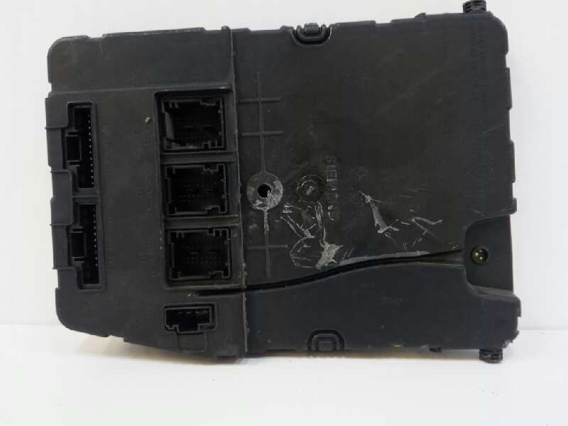 Recambio de caja reles / fusibles para renault scenic ii grand confort expression referencia OEM IAM 8200780028  