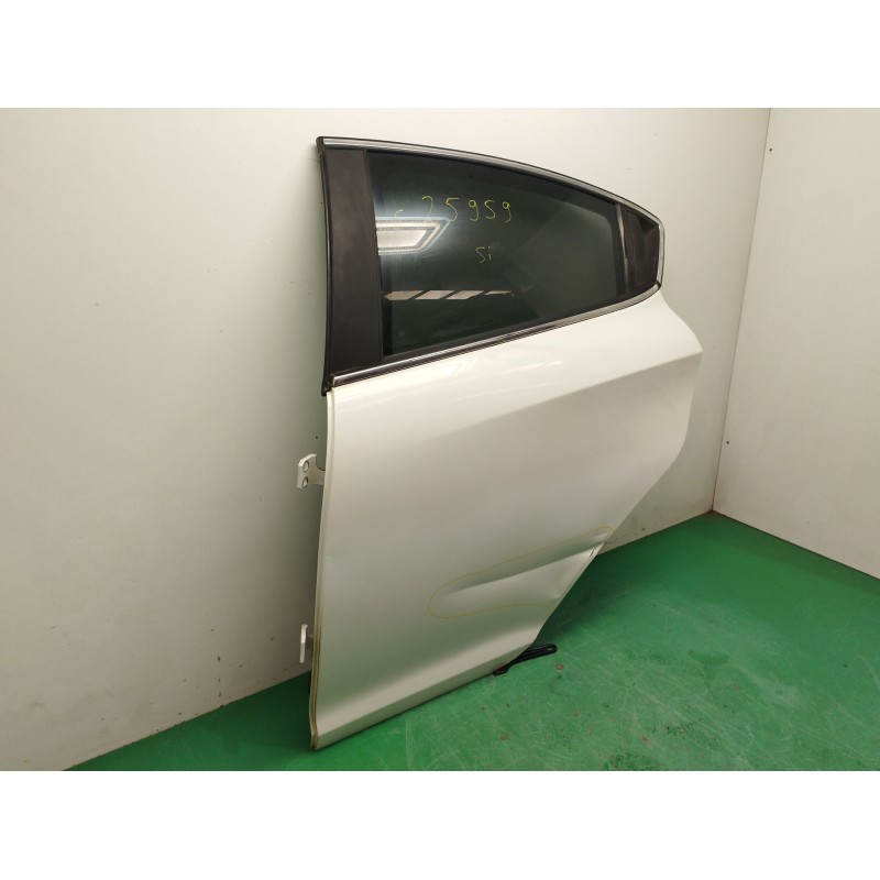 PUERTA TRASERA IZQUIERDA NECESITA REPARACION