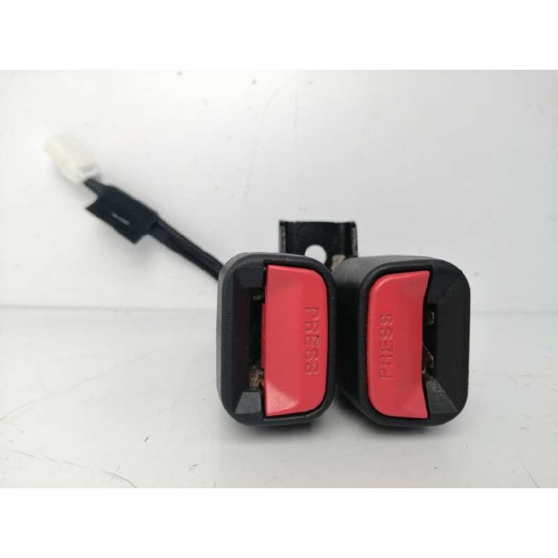 Recambio de enganche cinturon izquierdo para kia sportage iii (sl) 1.7 crdi referencia OEM IAM 1K06897511 TRASERO DOBLE 