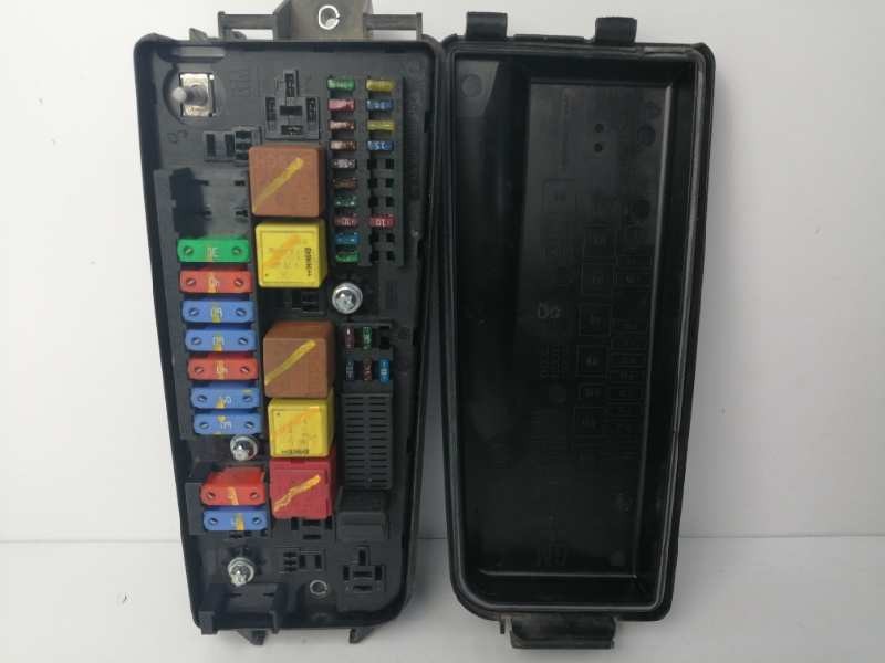 Recambio de caja reles / fusibles para opel vectra c caravan elegance referencia OEM IAM 13170899 519066104 