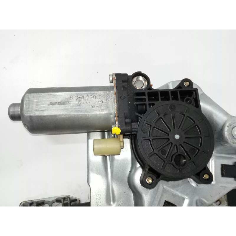 ELEVALUNAS DELANTERO DERECHO