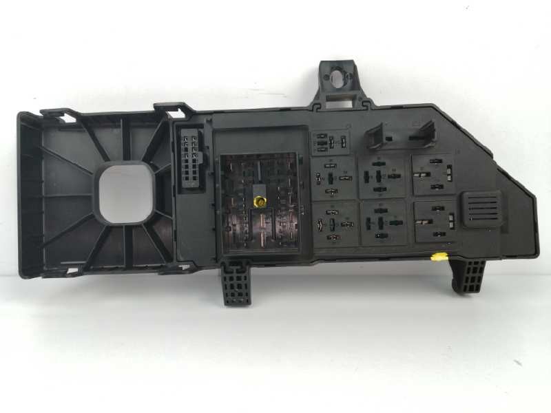 Recambio de caja reles / fusibles para opel vectra c berlina 1.9 cdti referencia OEM IAM 13223679 13193588 