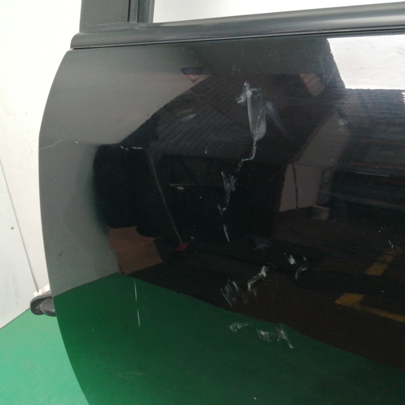 PUERTA TRASERA IZQUIERDA NECESITA REPARACION