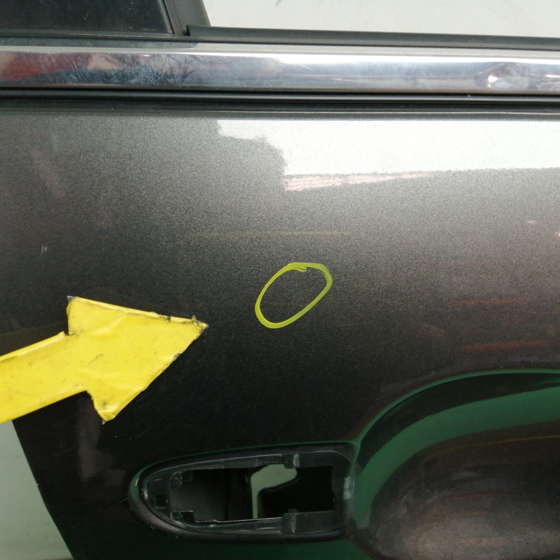 PUERTA DELANTERA DERECHA NECESITA REPARACION