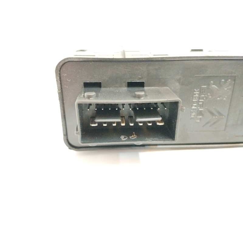 MANDO ELEVALUNAS DELANTERO IZQUIERDO PLASTICO ROTO