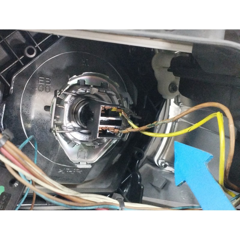 FARO DERECHO SIN TAPA OBSERVAR CABLES