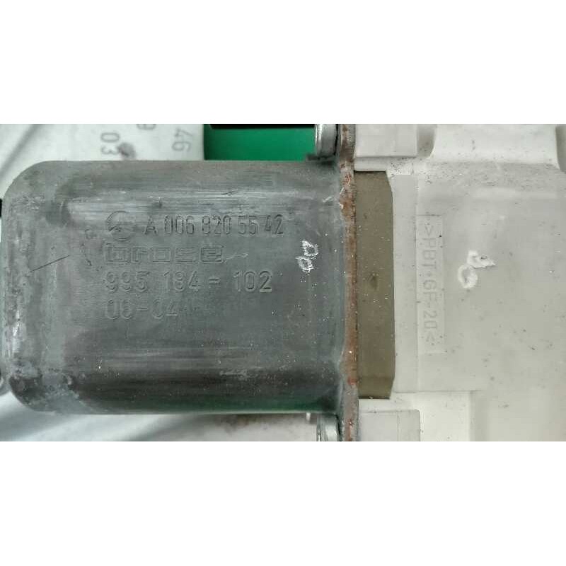 ELEVALUNAS DELANTERO DERECHO A0068205542
