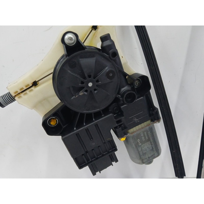 ELEVALUNAS DELANTERO DERECHO