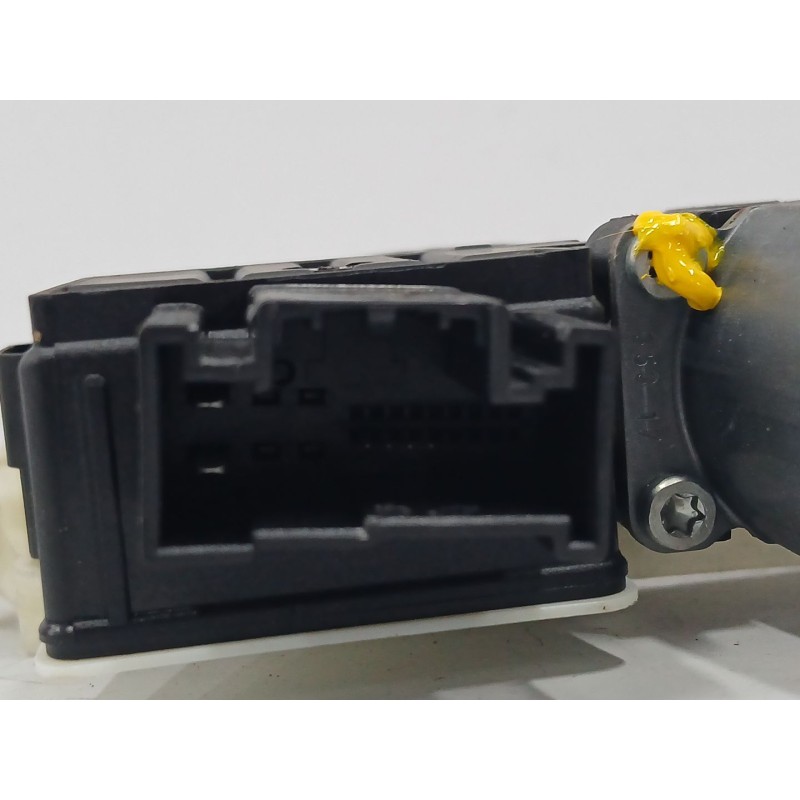 ELEVALUNAS DELANTERO DERECHO