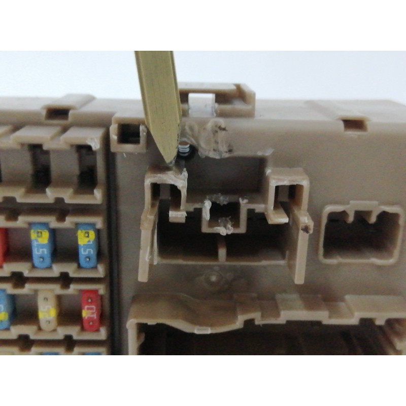 CAJA RELES / FUSIBLES ENCHUFE DAÑADO