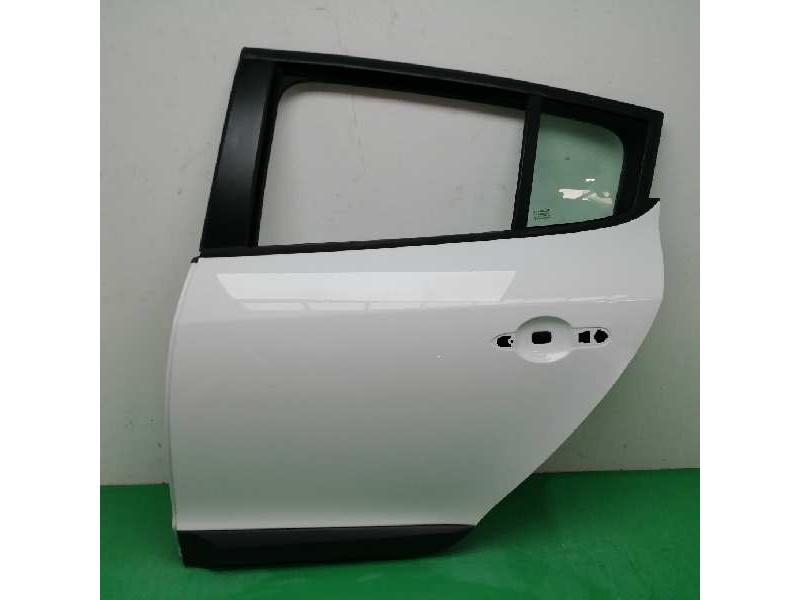 Recambio de puerta trasera izquierda para renault megane iii berlina 5 p 1.2 16v referencia OEM IAM 821010108R  