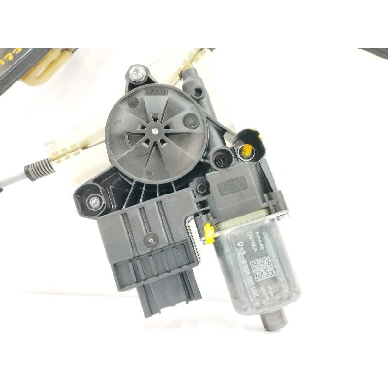 ELEVALUNAS DELANTERO DERECHO 2Q1959406B