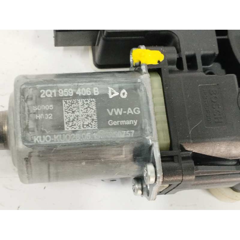 ELEVALUNAS DELANTERO DERECHO 2Q1959406B