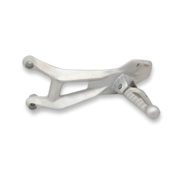 Recambio de estribera izquierda para benelli bn 125 bn 125 referencia OEM IAM 58266V020000 TRASERA 