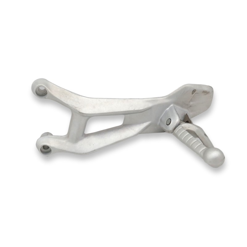 Recambio de estribera izquierda para benelli bn 125 bn 125 referencia OEM IAM 58266V020000 TRASERA 