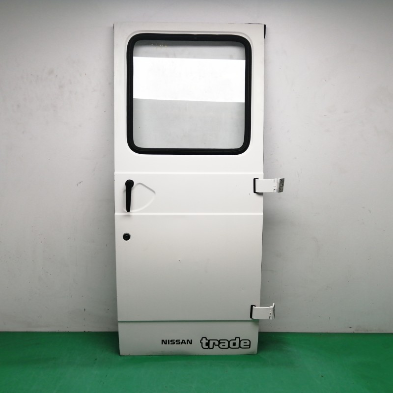 Recambio de porton trasero derecho para nissan trade 2.8 d referencia OEM IAM  DAÑADO 