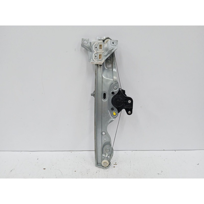 ELEVALUNAS DELANTERO DERECHO 807506UA1B