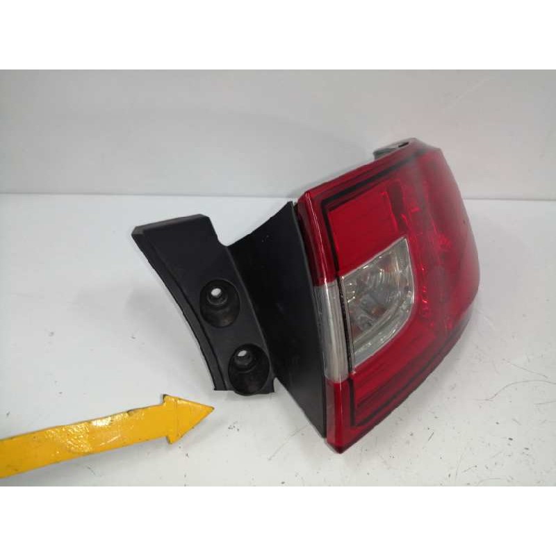 PILOTO TRASERO DERECHO SOPORTE UN POCO ROTO NO AFECTA