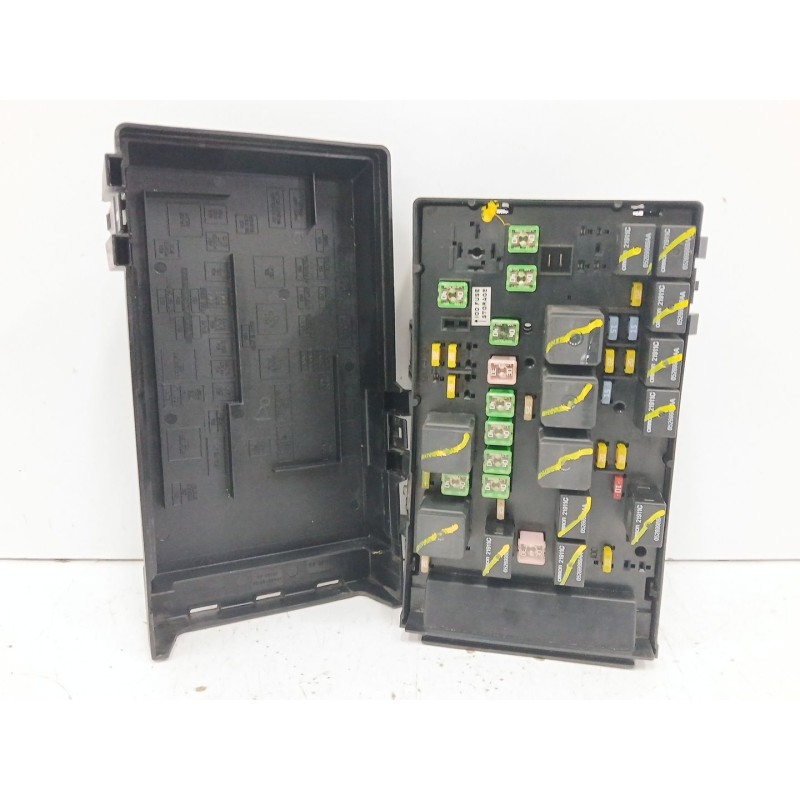 CAJA RELES / FUSIBLES