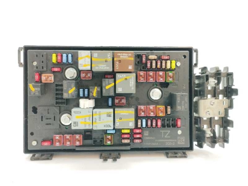 Recambio de caja reles / fusibles para opel astra j lim. 1.7 16v cdti referencia OEM IAM 13368642 1110129AA 