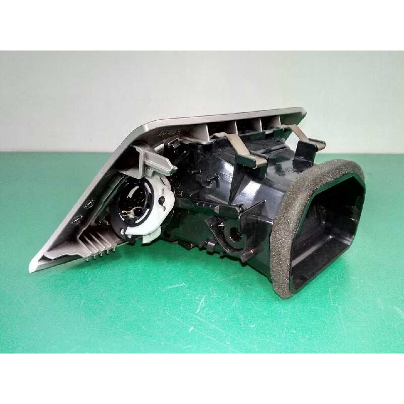 REJILLA AIREADORA LADO IZQUIERDO