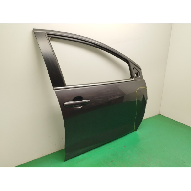 PUERTA DELANTERA DERECHA NECESITA REPARACION