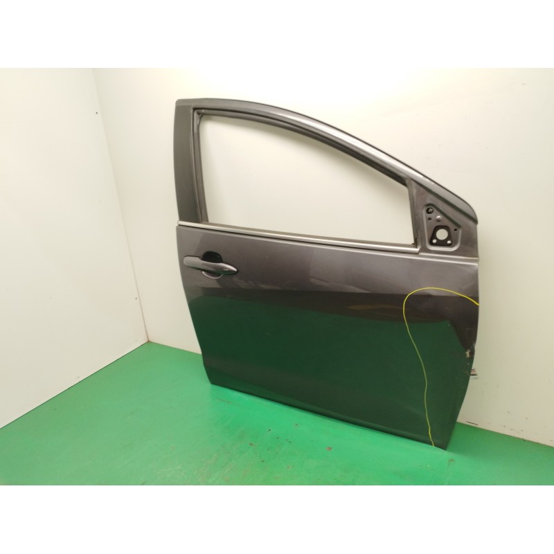 PUERTA DELANTERA DERECHA NECESITA REPARACION